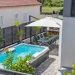 Apartment Ledenko Private Pool & Jacuzzi *