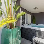 Ledenko Private Pool & Jacuzzi