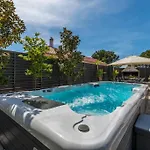 Ledenko Private Pool & Jacuzzi