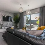 Apartment Ledenko Private Pool & Jacuzzi