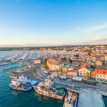 Apartamento House With Pool Ledenko