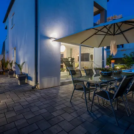 Apartment House With Pool Ledenko Biograd Na Moru