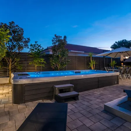 Ledenko Private Pool & Jacuzzi