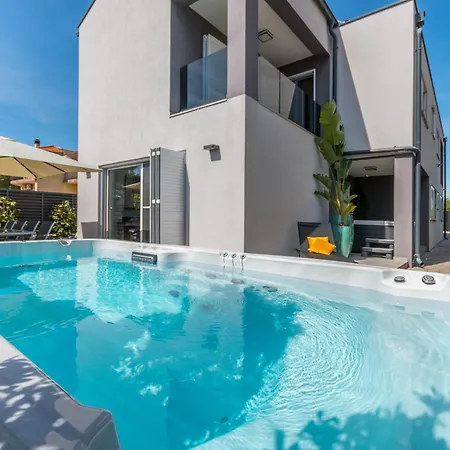 House With Pool Ledenko Biograd Na Moru