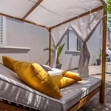 Ledenko Private Pool & Jacuzzi
