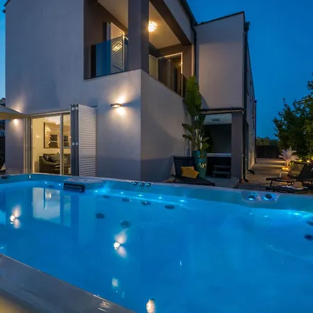 Apartment House With Pool Ledenko Biograd Na Moru
