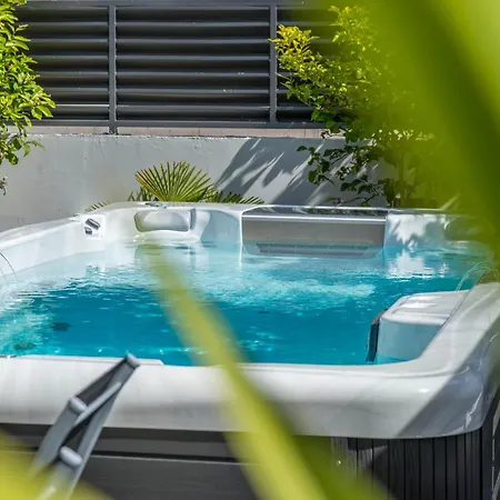 Ledenko Private Pool & Jacuzzi