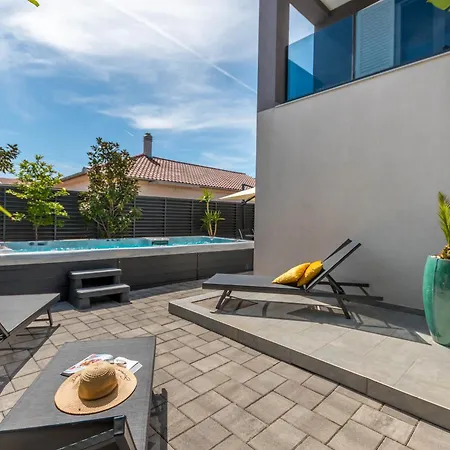 Apartment House With Pool Ledenko Biograd Na Moru