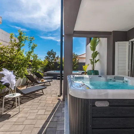 Ledenko Private Pool & Jacuzzi