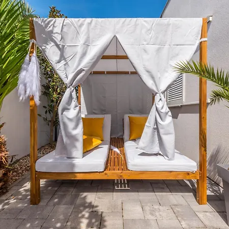 Apartamento House With Pool Ledenko