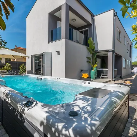 Apartment House With Pool Ledenko Biograd Na Moru
