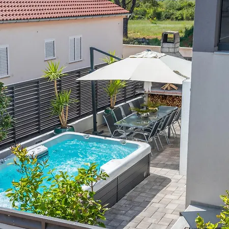 Apartment House With Pool Ledenko *