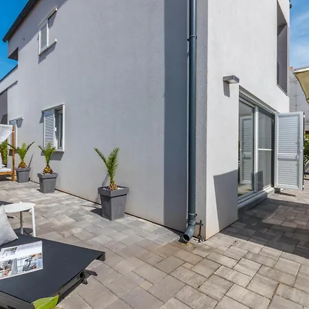 House With Pool Ledenko Biograd Na Moru