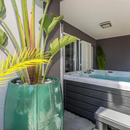 Ledenko Private Pool & Jacuzzi