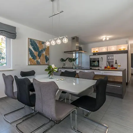 Apartment House With Pool Ledenko Biograd Na Moru