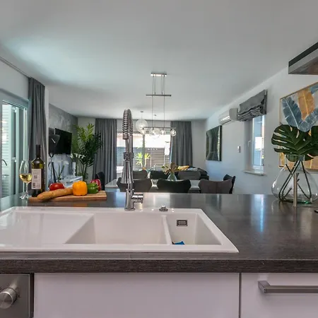 House With Pool Ledenko * Biograd Na Moru