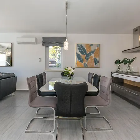 Apartment Ledenko Private Pool & Jacuzzi