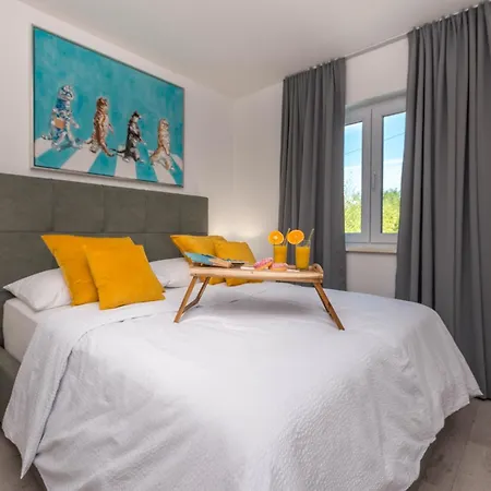 House With Pool Ledenko Appartamento