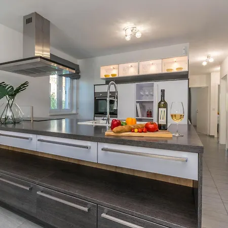 Apartment House With Pool Ledenko *