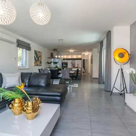 House With Pool Ledenko * Biograd Na Moru