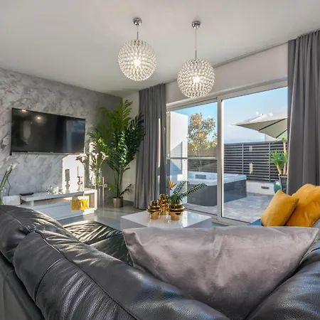 House With Pool Ledenko