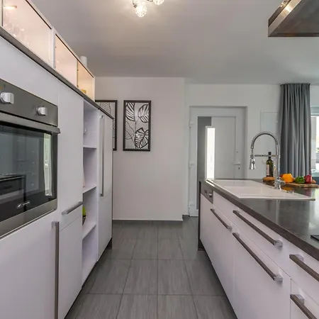 House With Pool Ledenko * Biograd Na Moru