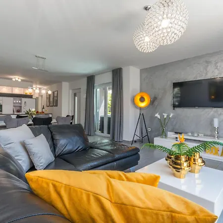 Apartment House With Pool Ledenko