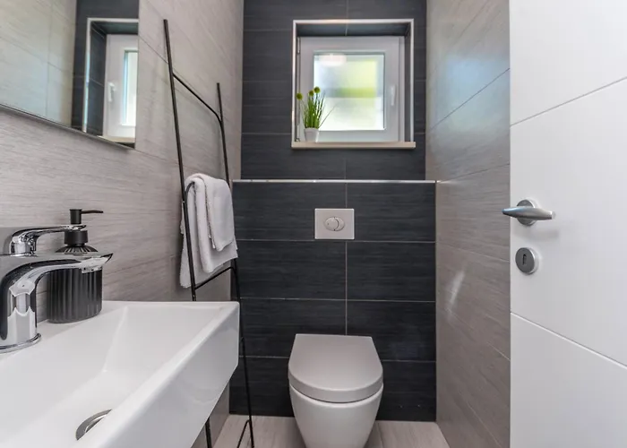 House With Pool Ledenko Апартаменты *