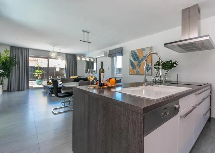 Апартаменты House With Pool Ledenko *