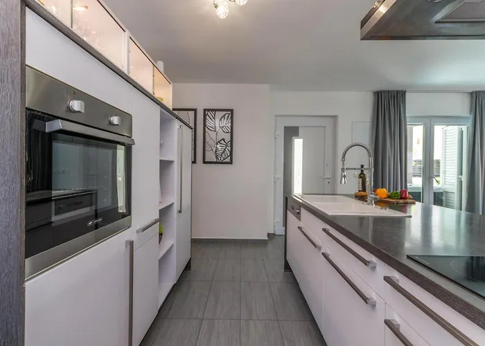 House With Pool Ledenko * Биоград-на-Мору