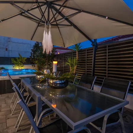 House With Pool Ledenko ビオグラード・ナ・モル