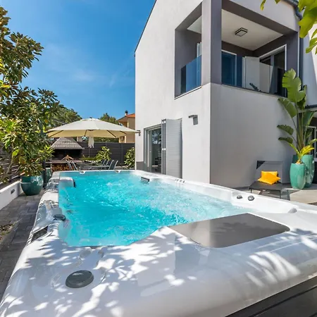 House With Pool Ledenko ビオグラード・ナ・モル