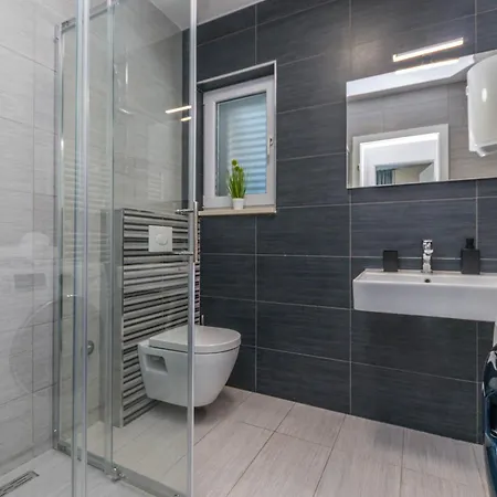 Apartment House With Pool Ledenko