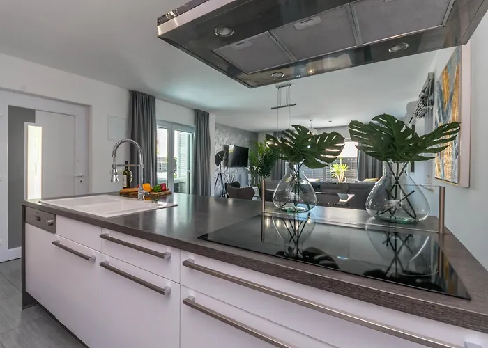 House With Pool Ledenko 아파트 *