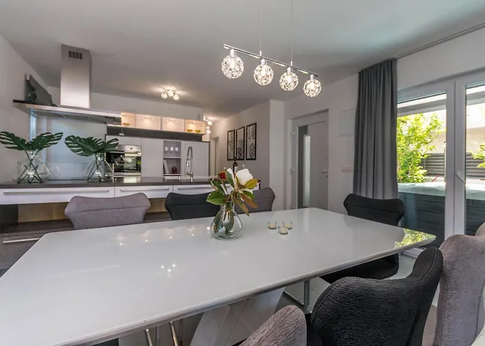 House With Pool Ledenko 비오그라드나모루