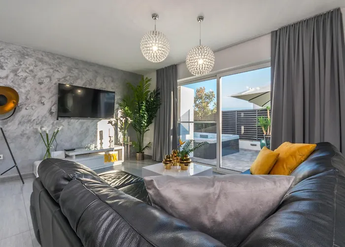 House With Pool Ledenko