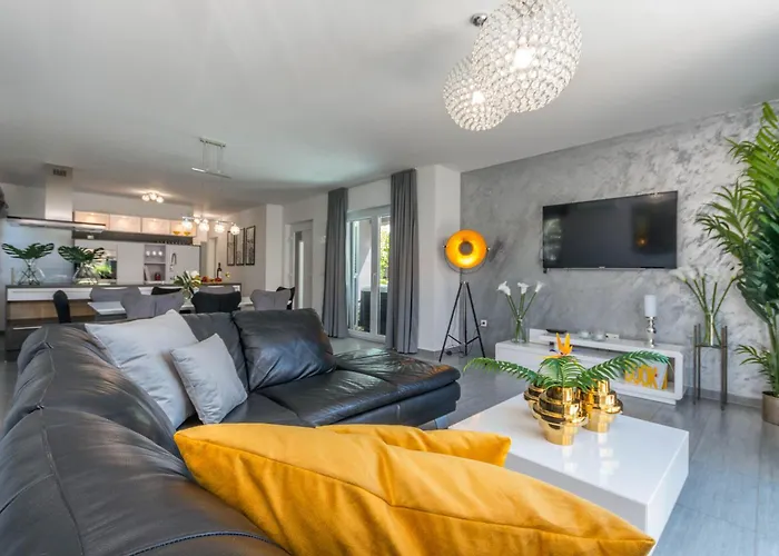 Daire Ledenko Holiday Home Private Pool & Jacuzzi